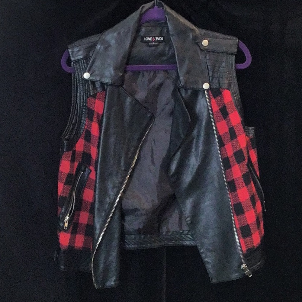 Love & Love Women’s Vest Size L EUC(MP)